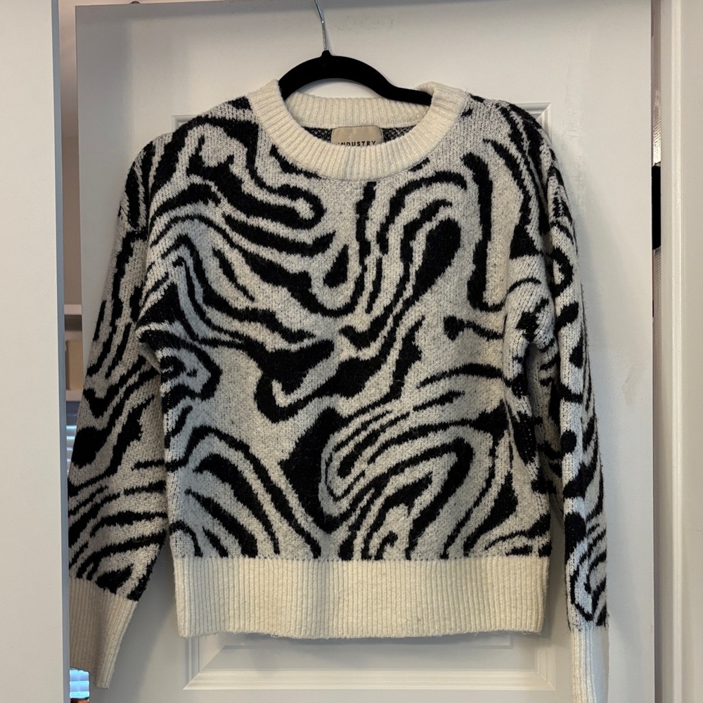 Women's Black and White Print Sweater